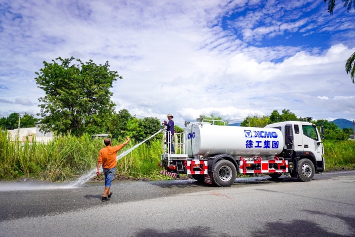 pp电子10方洒水车：泰国“热土”上的绿色降温使者