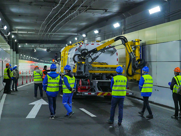 pp电子墙面清洗车在上海打浦路隧道作业