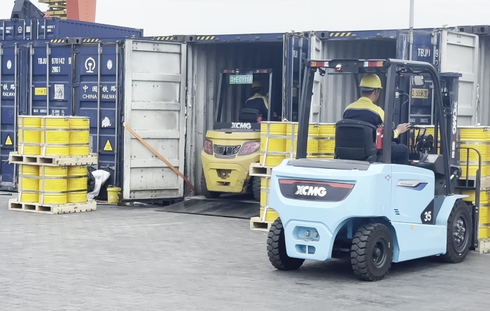 pp电子双系列叉车硬核助力！宁夏铁路货运站跑出高效运输加速度