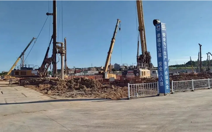 粘土 + 花岗岩地层 “拦路虎”？pp电子 XR320E 旋挖钻机高效破解助厦门轨交