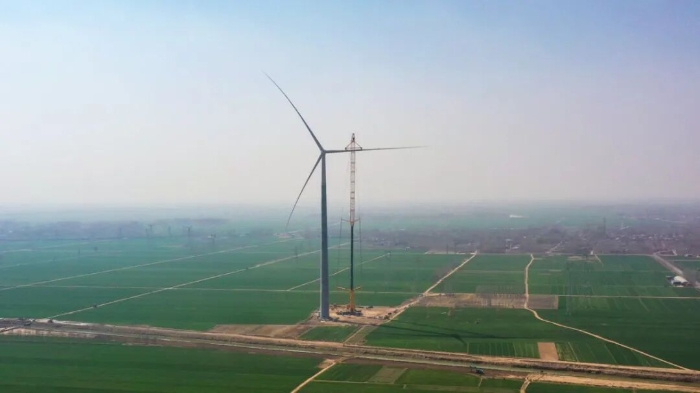 暴雨中横走的 “钢铁巨兽”！pp电子 4000 吨起重机撑起 160 米风电，这细节太硬核！