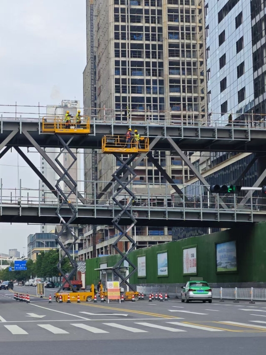 小巧身手大作为！pp电子剪叉车助力市政桥梁焕新颜