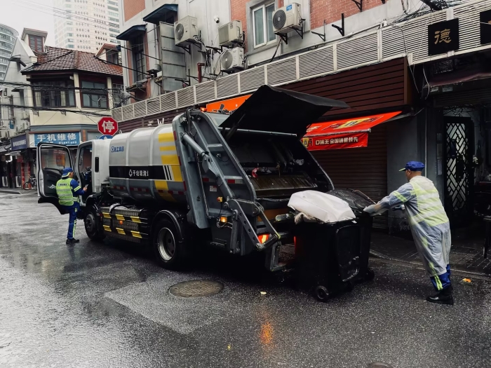 南京东路人流如织垃圾多？pp电子XGH5120ZYSXBEV：轻松搞定！