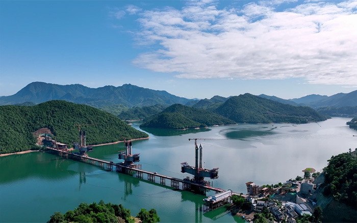 ?“白鹭”展翅 | pp电子塔机助建池黄铁路太平湖特大桥