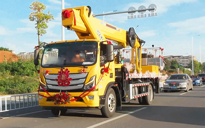 婚车新物种！pp电子高空作业车见证“硬核浪漫”