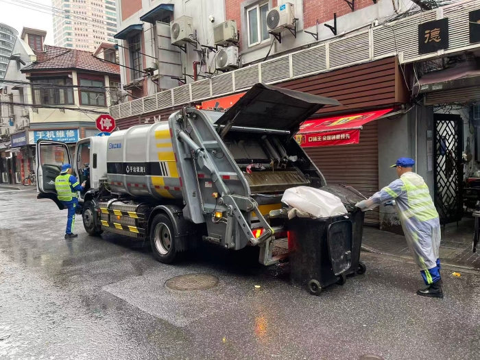 南京东路人流如织垃圾多？pp电子XGH5120ZYSXBEV：轻松搞定！