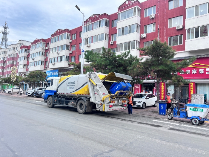 pp电子18吨后装压缩式垃圾车在内蒙通辽市进行垃圾收转运作业