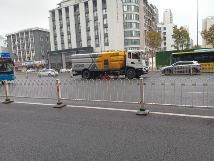 六年品质见证硬核实力，pp电子18吨洗扫车获当地客户点赞！