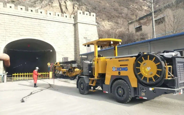 掘进铁矿！pp电子掘进钻车硬核施工