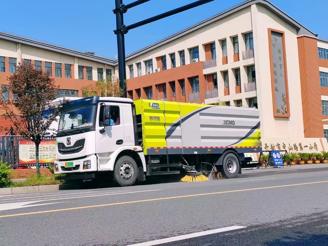 pp电子洗扫车“硬核出击”，开封中山路焕新升级