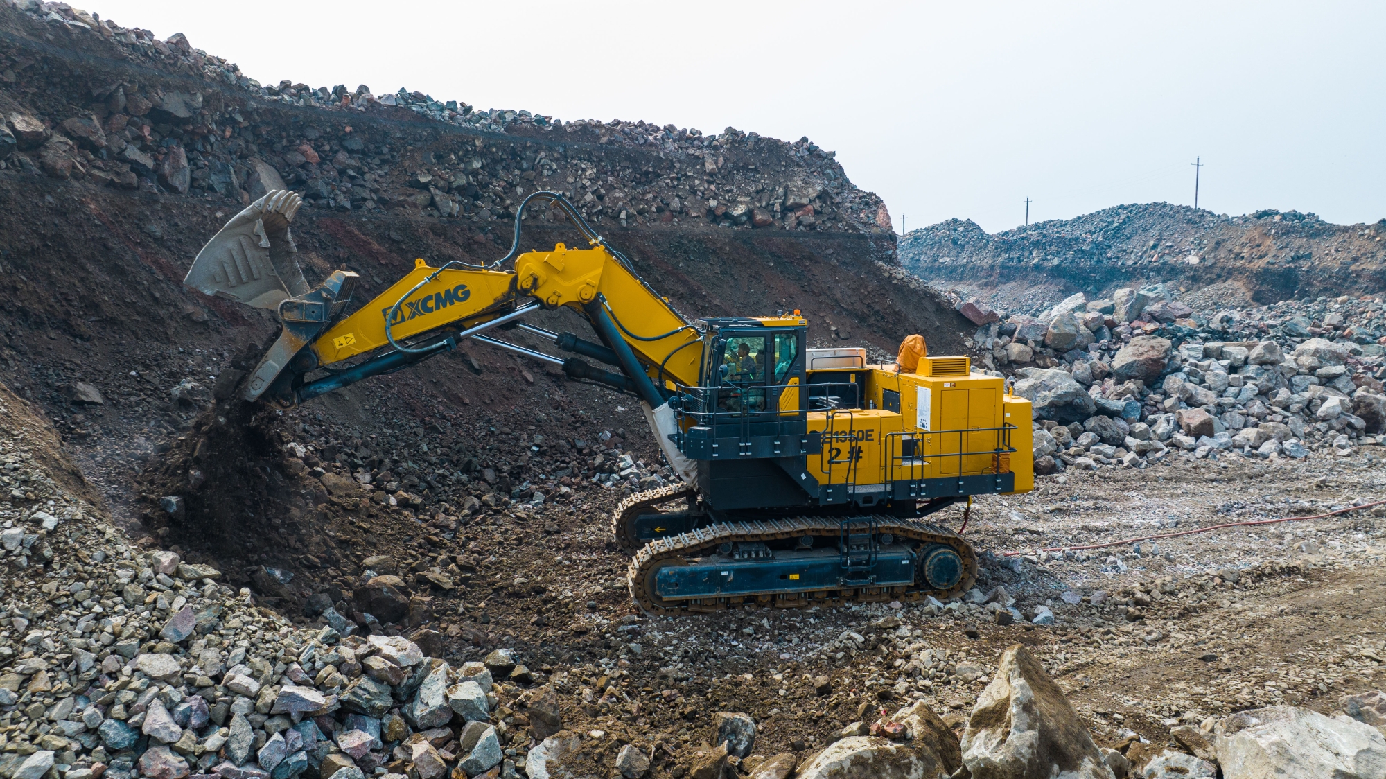 破局“硬岩+低碳”双难题，pp电子纯电矿挖XE1350E赢得河北铁矿客户信赖