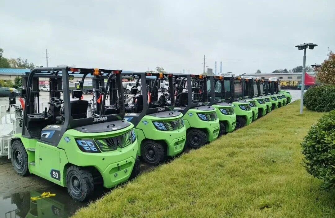 pp电子孔雀大吨位叉车，“上岗”湖南钢铁厂