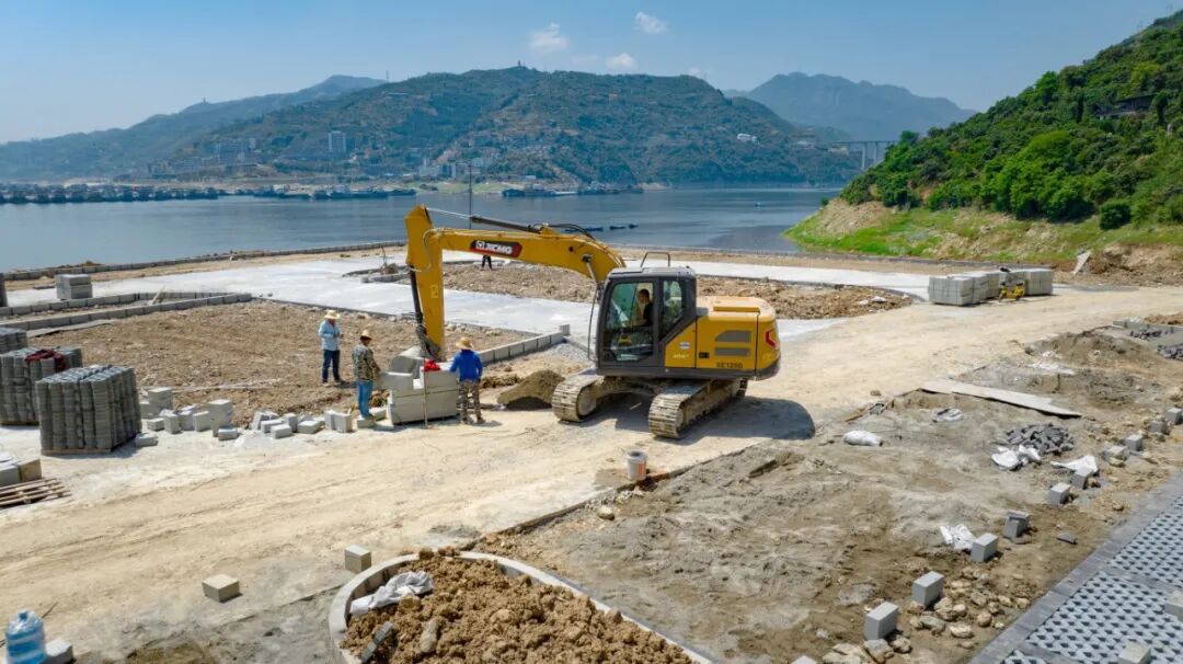 pp电子XE135G挖掘机助力夔门旅游码头建设，以高效节能赢得客户信赖