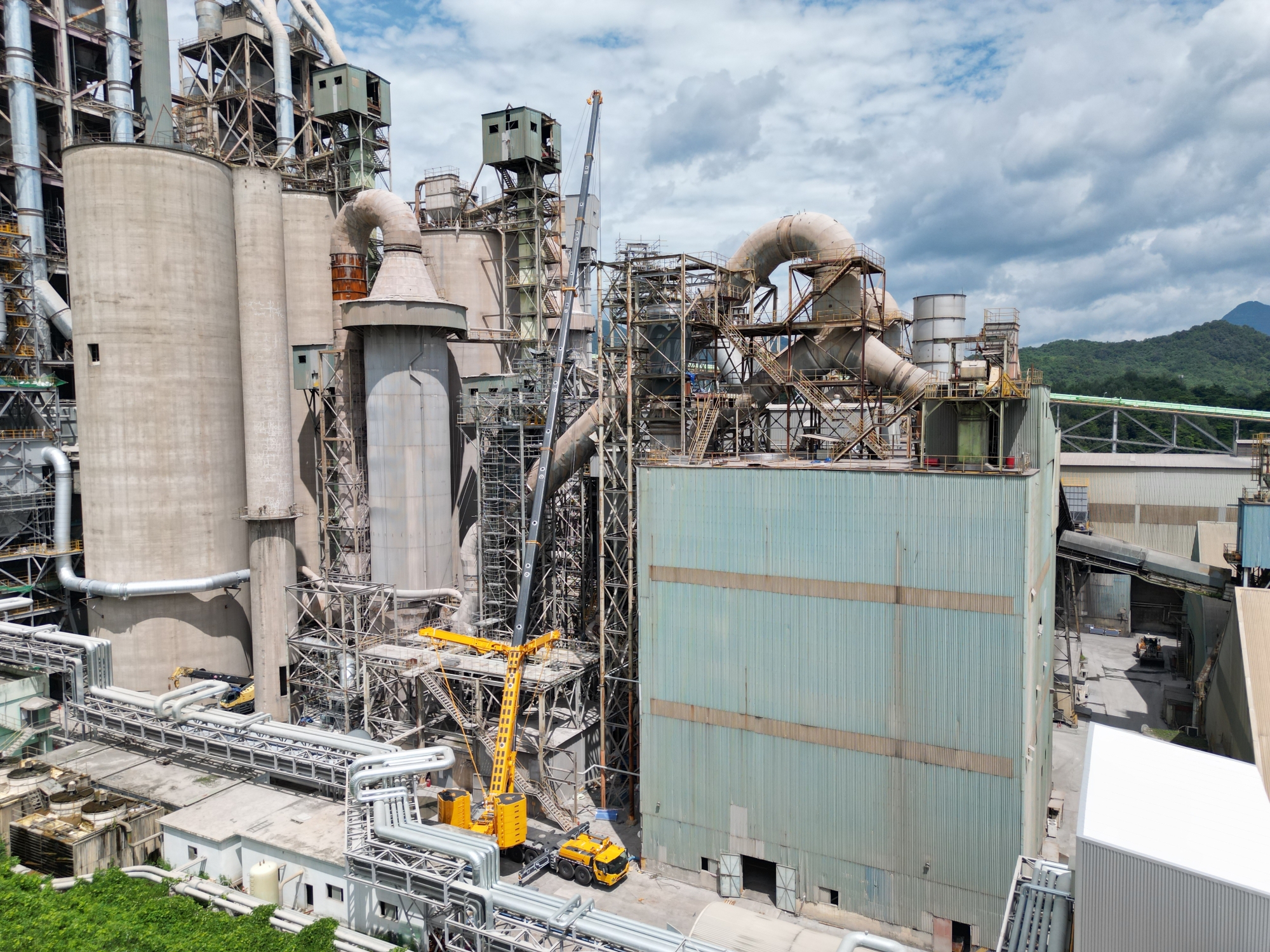 高效精准，稳如磐石——pp电子XCA450_K全地面起重机助力现代水泥厂核心设备吊装