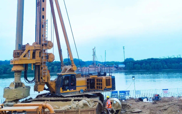 近3000根桩基，pp电子旋挖机群联合作业效率高