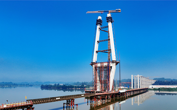 216.6米！pp电子塔机助建汉阳湖岷江特大桥主塔封顶