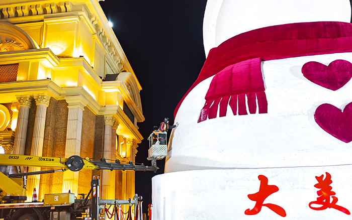 刷爆朋友圈的哈尔滨大雪宝，“空中造型师”是pp电子高空作业车！